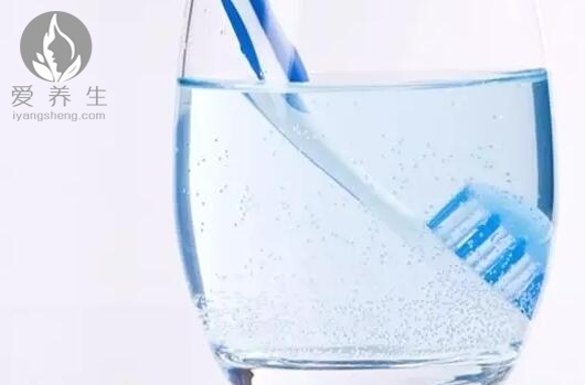 牙刷放酒精浸泡 半小时后都惊呆了