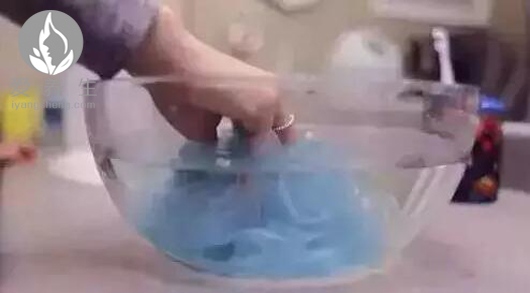 牙刷放酒精浸泡 半小时后都惊呆了