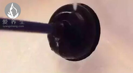 牙刷放酒精浸泡 半小时后都惊呆了