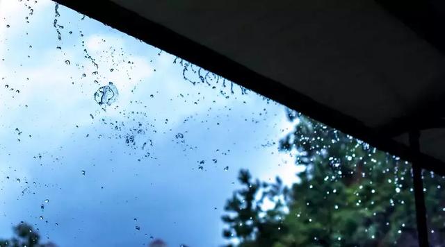 今夜，有雨敲窗