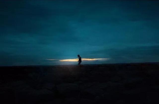 掬一捧浓春淡秋，言笑晏晏何来愁