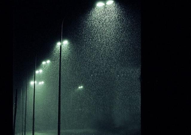 感情上受过重创的男人，好比雨夜里的灯