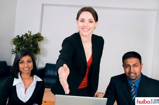 面试时不知道如何自我介绍？别急！三个步骤让面试官轻松记住你