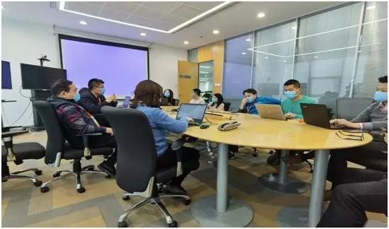 他独自在职场隔离，只为做好伙伴后援