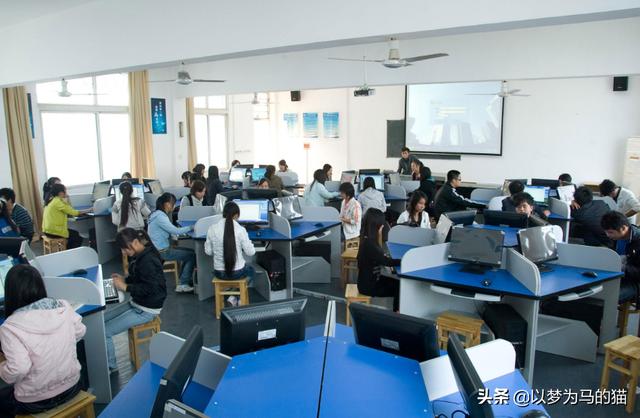 报考这6个专业更适合“考公务员”，考上机会较大，工作还稳定