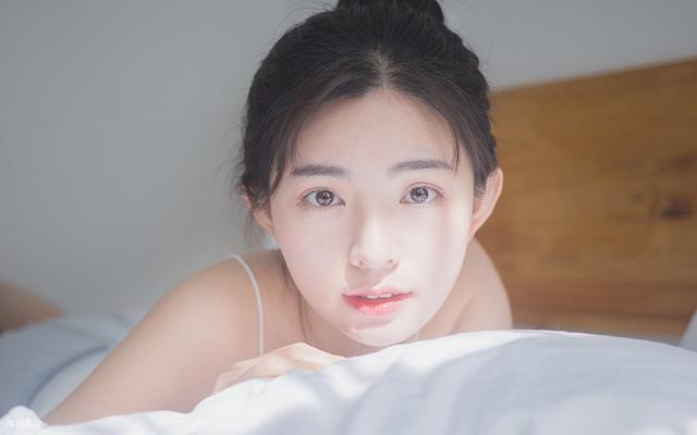 一辈子不容易，谁会去在意，我流下的泪水