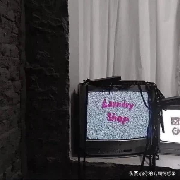 网易云热评：才和女朋友住一起，在床下发现有烟头