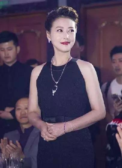 她是金庸最爱的女演员，色艺双绝却被吐槽：周海媚到底怎么了？