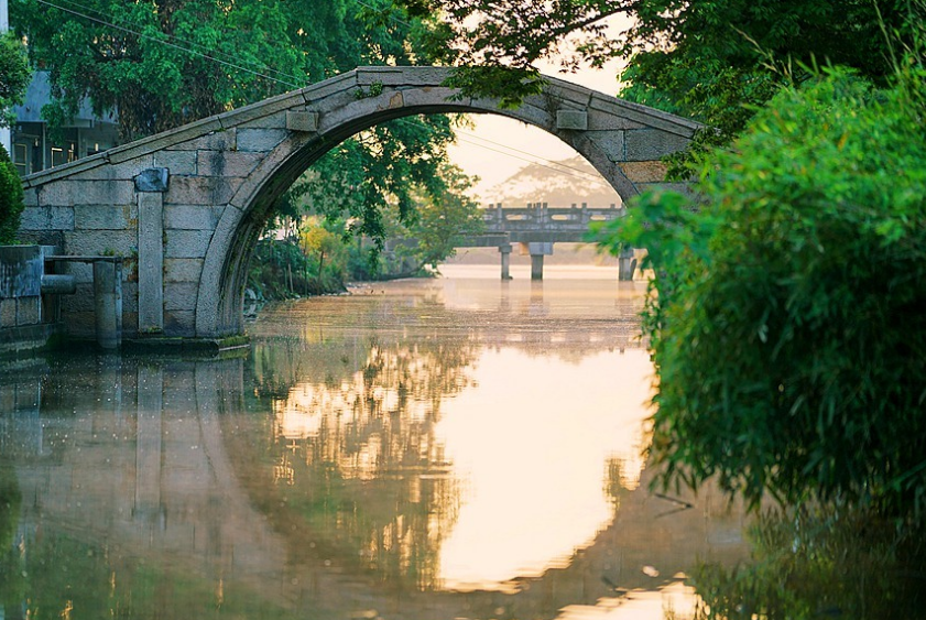 「诗词鉴赏」十五首有关桥的诗词，看小桥流水、烟柳画桥