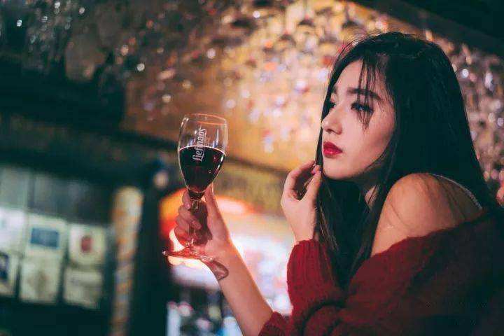 酒醉伤感的句子大全精选21句（酒醉伤感的句子图文）