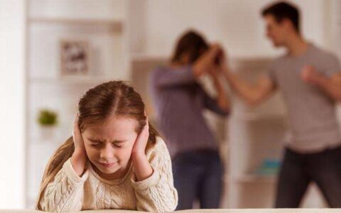 父母吵架我难过的说说（写给吵架父母的话语）