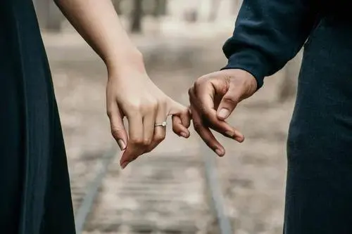 夫妻离别不舍心情说说（夫妻异地生活感悟句子）