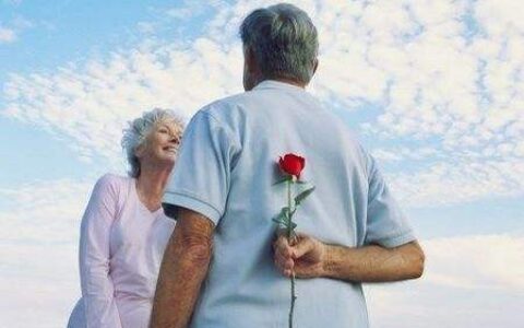 赞美老人爱情美好的句子（老人相爱的经典语录）