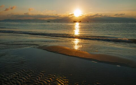 适合发朋友圈日落的句子（一句简短的日落句子）
