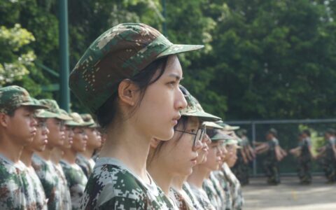 军训的青春唯美句子（给军训的孩子鼓励的寄语）
