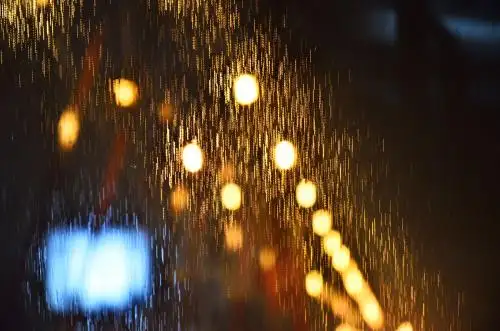 一句话表达雨夜的心情 朋友圈雨夜的感慨精选