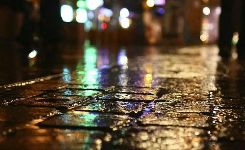 一句话表达雨夜的心情 朋友圈雨夜的感慨精选