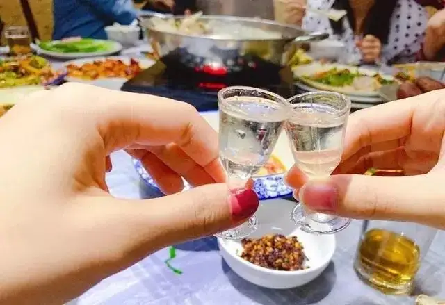 喝酒的段子精辟句子（喝酒的幽默句子）