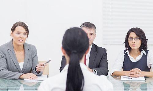 面试官问：100元掉马桶里你捡还是不捡？高情商的人这么回答
