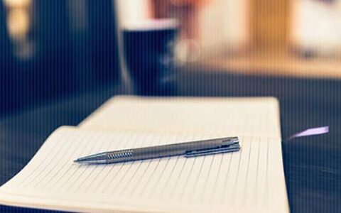 工作压力大女白领每晚靠网上催眠入睡