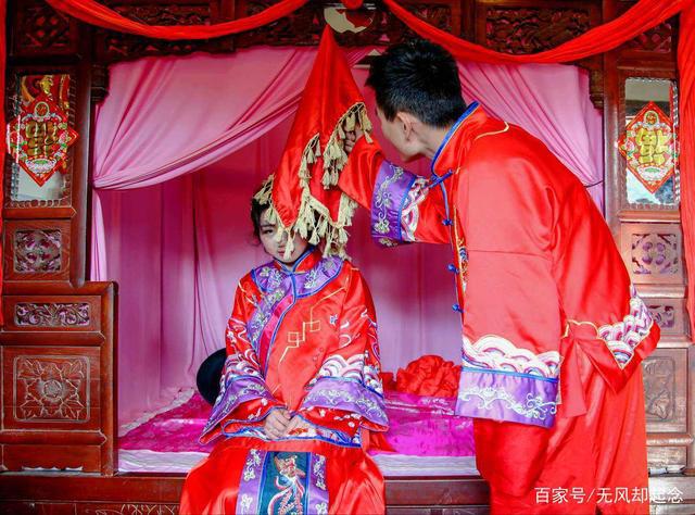 古代最著名的洞房诗，文字直白，只有4句却道尽新婚夫妻旖旎风光