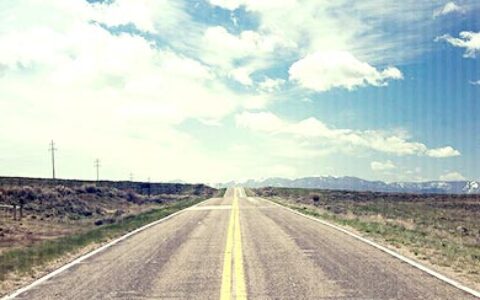 带着放大镜上高考的女生