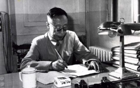 他是清朝最后一个王爷，自己活到2015年