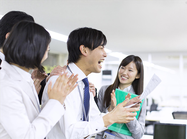 为什么很多公司爱招应届生？