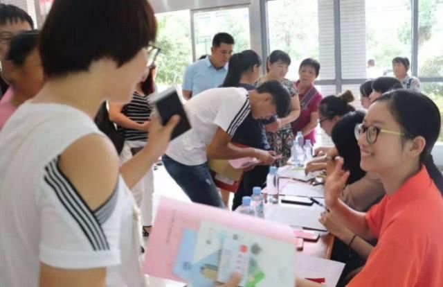 大学生毕业，考公务员还是考研好？