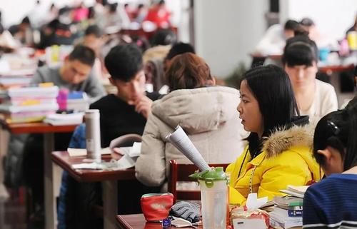 为何现在考公务员如此热门？