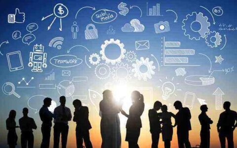 副业月入过万，还要去干几千的工作混日子