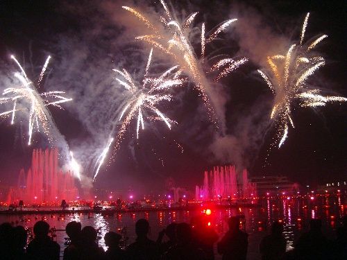 关于烟花的诗句唯美（古人形容烟花漂亮诗词）