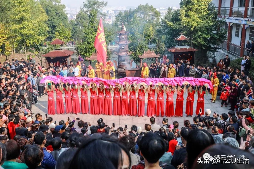 小人物故事情节（无私奉献的小人物和事迹）
