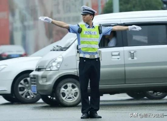 小人物故事情节（无私奉献的小人物和事迹）