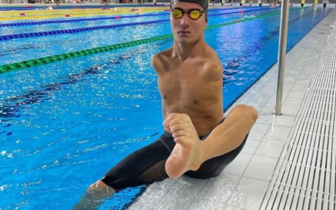 残疾人的励志故事100字（残疾名人励志故事简短）