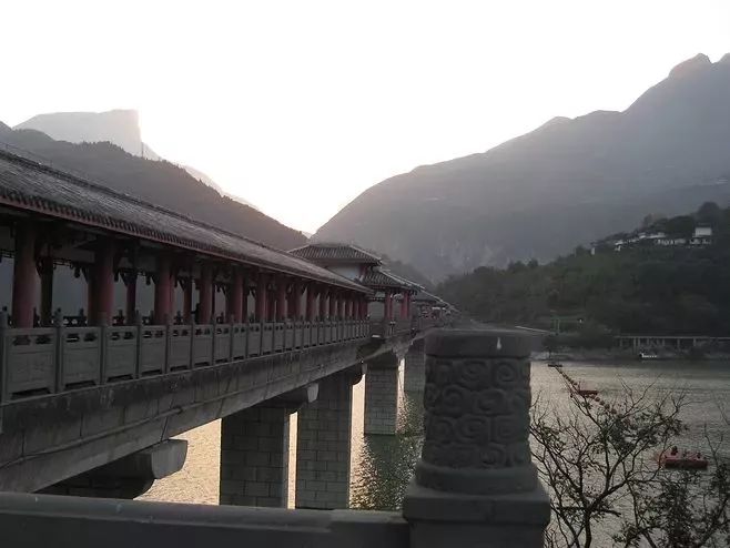 早发白帝城李白赏析（早发白帝城全文解释）