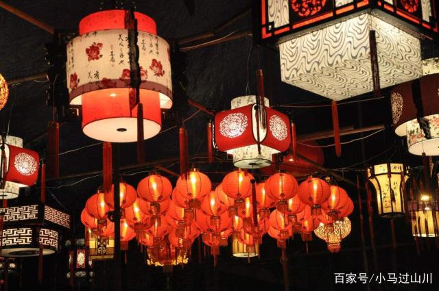 关于元宵节的诗句佳句有哪些（描写元宵节的诗句古诗）