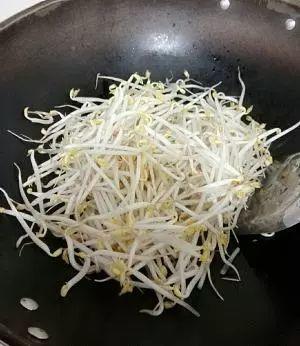 泡豆芽怎么泡的（教你自家泡发豆芽）