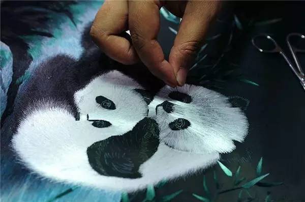 描写刺绣的唯美句子（形容传统文化刺绣的句子）