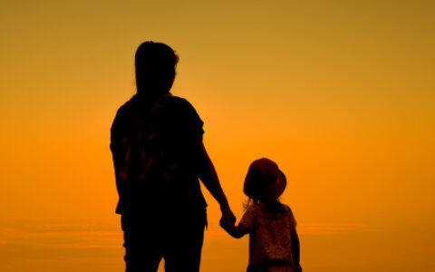 歌颂母亲的名言有哪些（赞美母爱的优美句子）