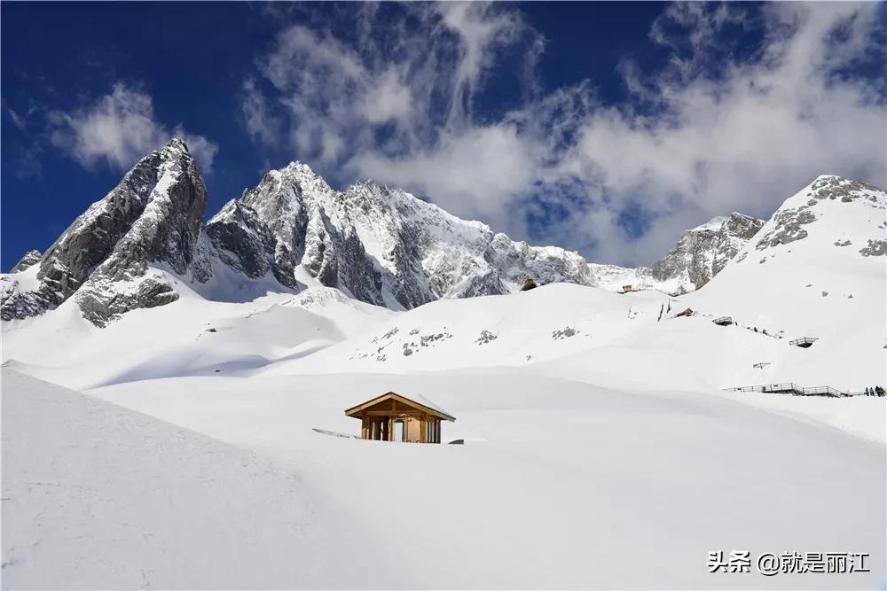 朋友圈赞美玉龙雪山的短句（玉龙雪山旅游的心情说说）