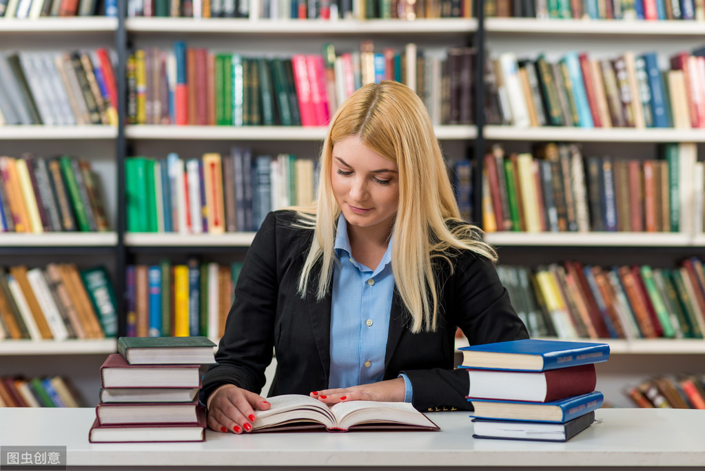 形容很有学问的成语有哪些（形容人有知识有才华的成语）
