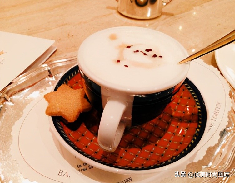 关于下午茶的唯美句子（配下午茶的唯美句子）