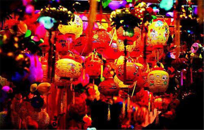 那人却在灯火阑珊处全诗意思（那人在灯火阑珊处原文解释）