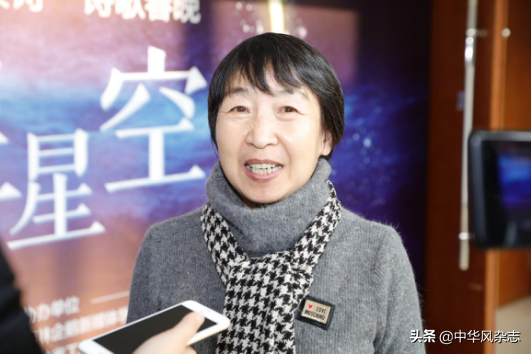 仰望星空的诗句泰戈尔（康德仰望星空的原文）