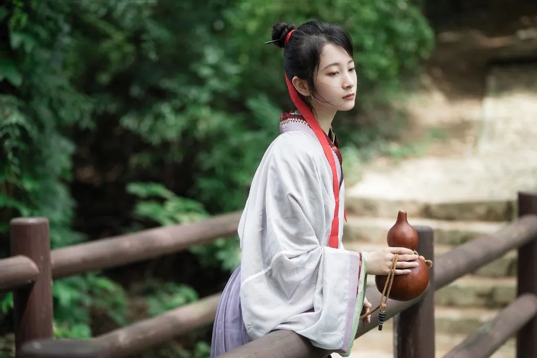 形容酒的诗句经典语录（赞美酒文化的诗句或诗 ）