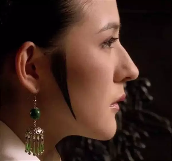 赞美耳环好看的句子（耳环发朋友圈的唯美句）