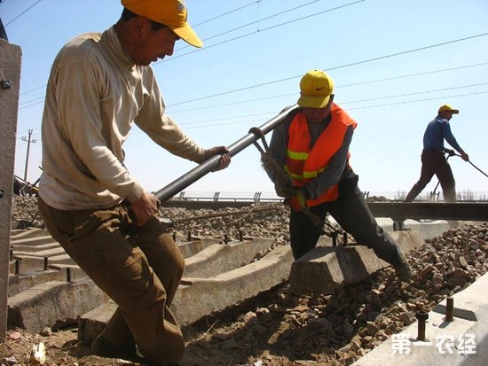 赞美农民工的经典句子（致工地农民工的感人句子）