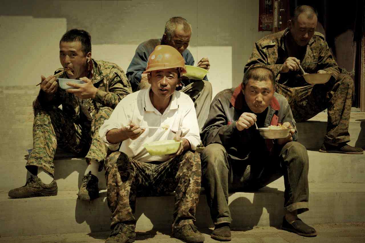 赞美农民工的经典句子（致工地农民工的感人句子）