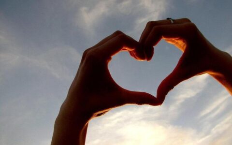 小学生优美短句15字以内（适合抄在摘抄本上的句子）